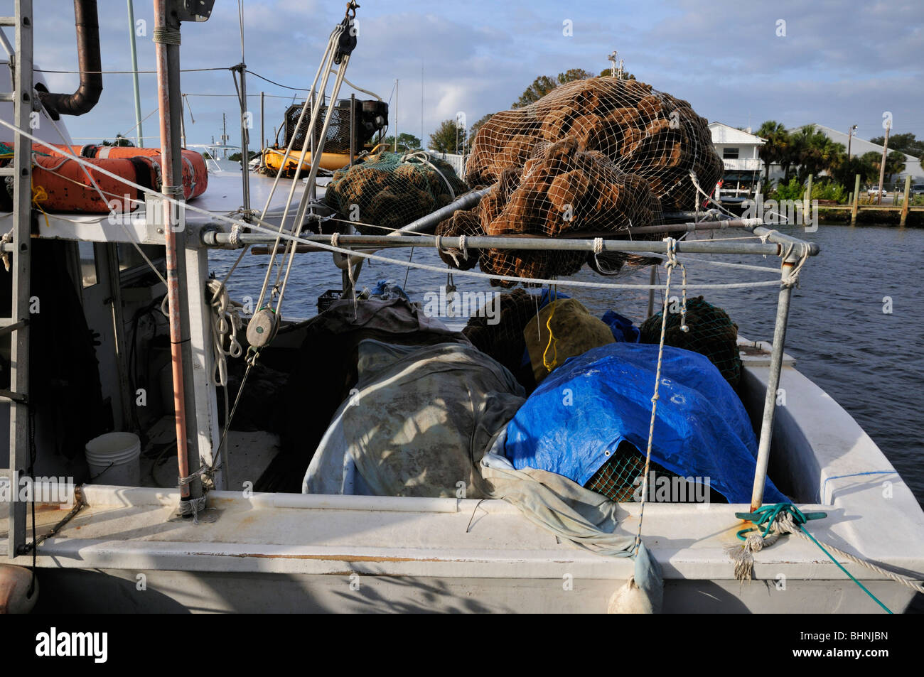 Ein Schiff, beladen mit Schwämmen vertäut am Hafen in Tarpon Springs, Florida Stockfoto