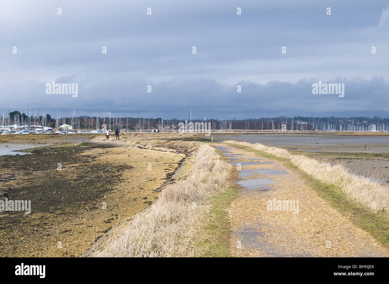 Die erhöhten Kiesweg neben dem Fluss Hamble Mündung und Wattenmeer, Hamble-Le-Reis, Southampton, Hampshire, UK Stockfoto