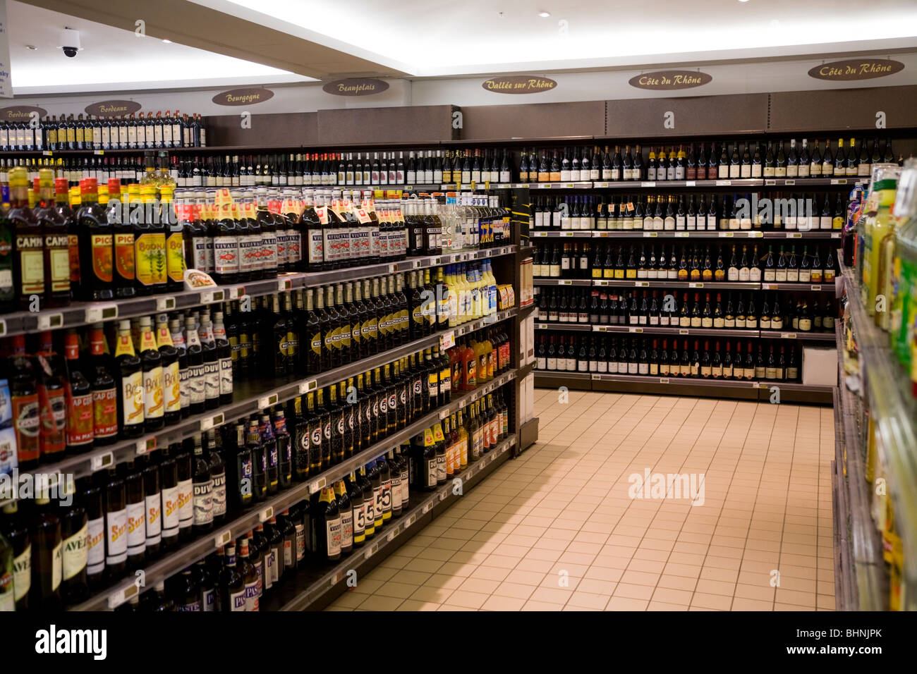 Eine Anzeige von Alkohol / alkoholischen Wein / Weine und Spirituosen zu trinken / Getränke in einem französischen Supermarkt. Frankreich. Stockfoto