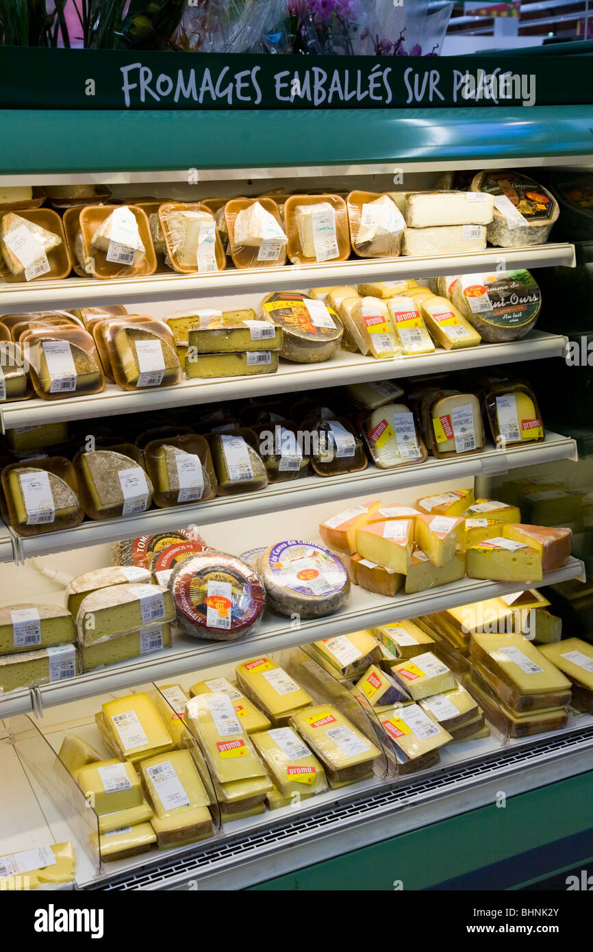 Eine Anzeige von frischem Käse / Käse in einem französischen Supermarkt. Frankreich. Stockfoto