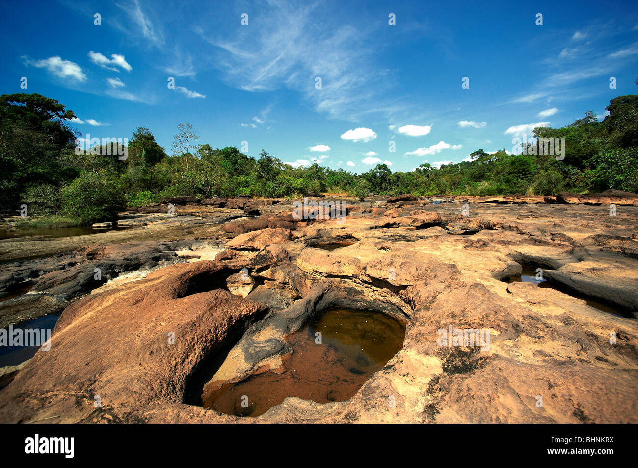 Nam Leuk-Fluss in der Trockenzeit. Tropischen Regenwald. Laos. Stockfoto