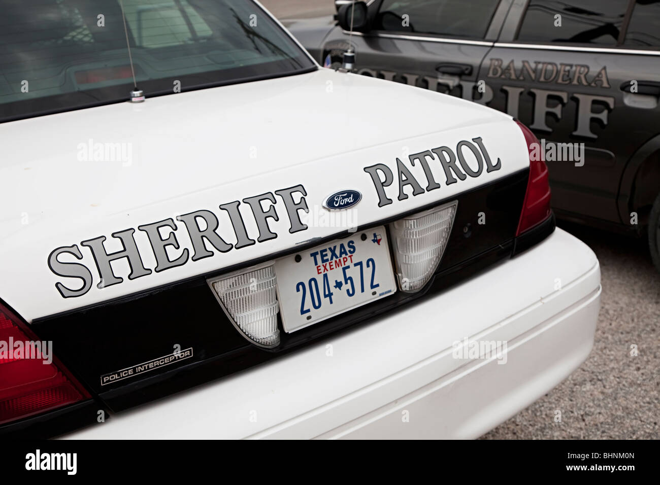 Sheriff-Streifenwagen mit befreit Nummernschild Bandera Texas USA Stockfoto
