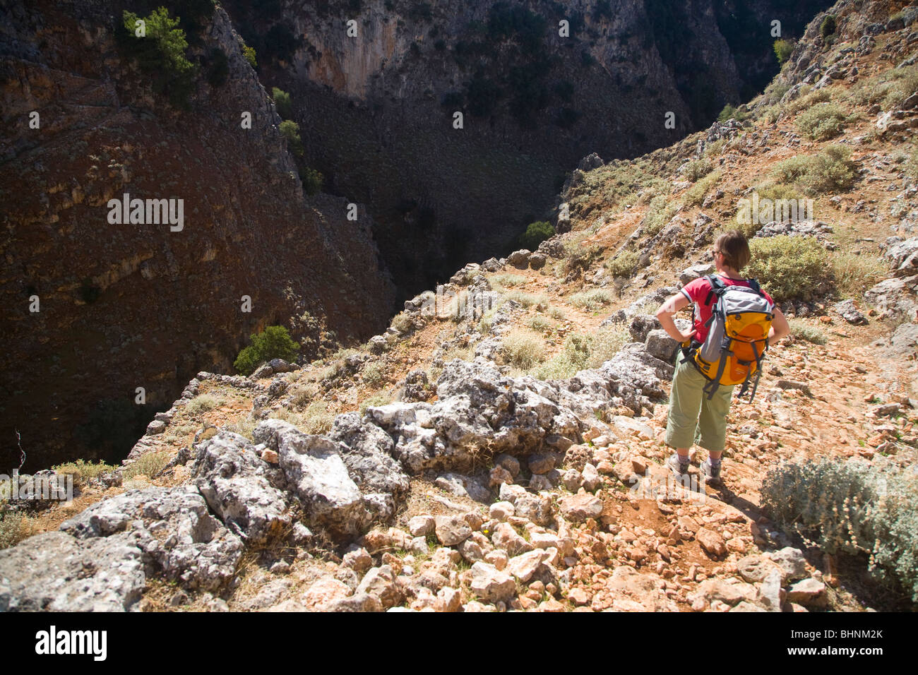 Wanderer, Abstieg in die Aradena-Schlucht, weisse Berge, Kreta, Griechenland. Stockfoto