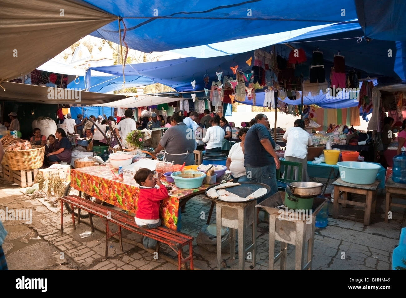 eine Gruppe von Köchinnen sind in temporären Restaurant unter Segeltuchmarkisen catering für hungrige Shopper an Ocotlan Markt Oaxaca beschäftigt Stockfoto