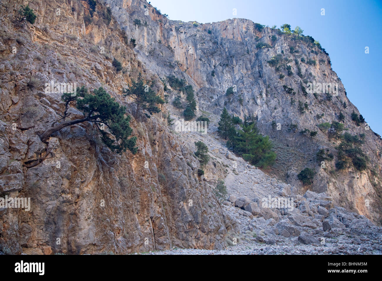 Die Felswände der Aradena Schlucht, weisse Berge, Kreta, Griechenland. Stockfoto