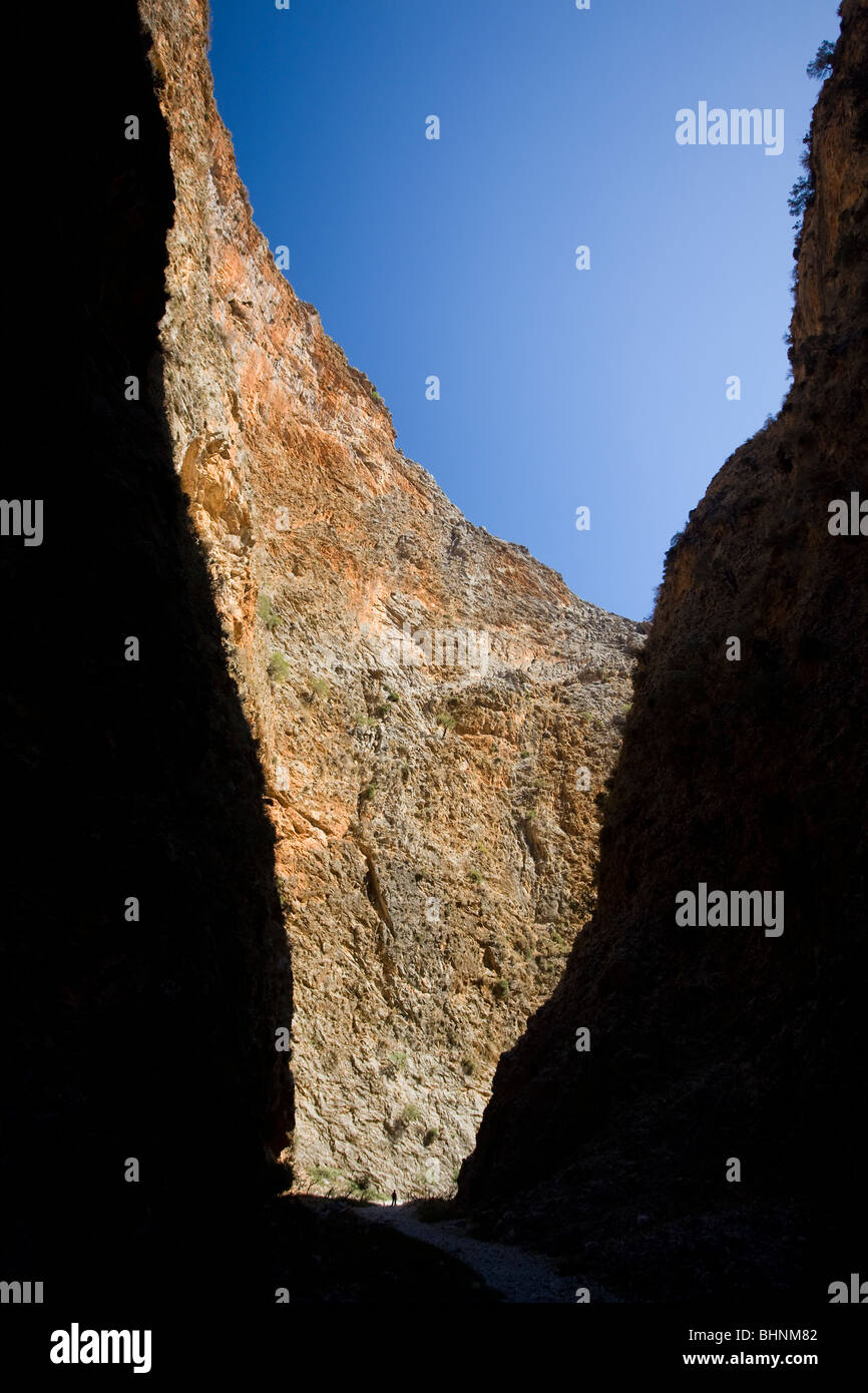Wanderer, die Silhouette an der Basis der Aradena Schlucht, weisse Berge, Kreta, Griechenland. Stockfoto