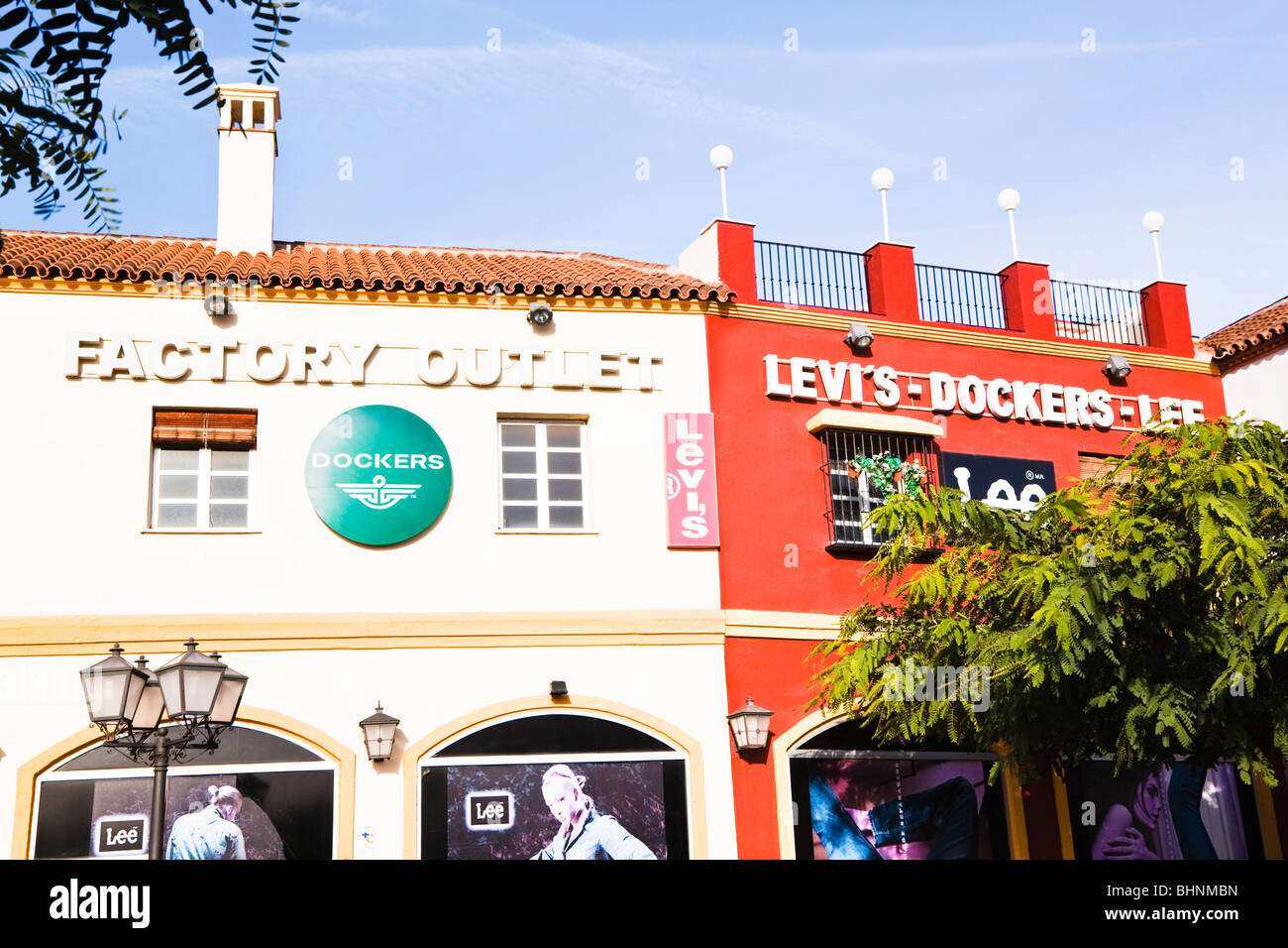 Factory Outlet und Logos für Levi's, Dockers und Lee Kleidung am Plaza Mayor Einkaufszentrum, Malaga, Costa Del Sol, Spanien. Stockfoto