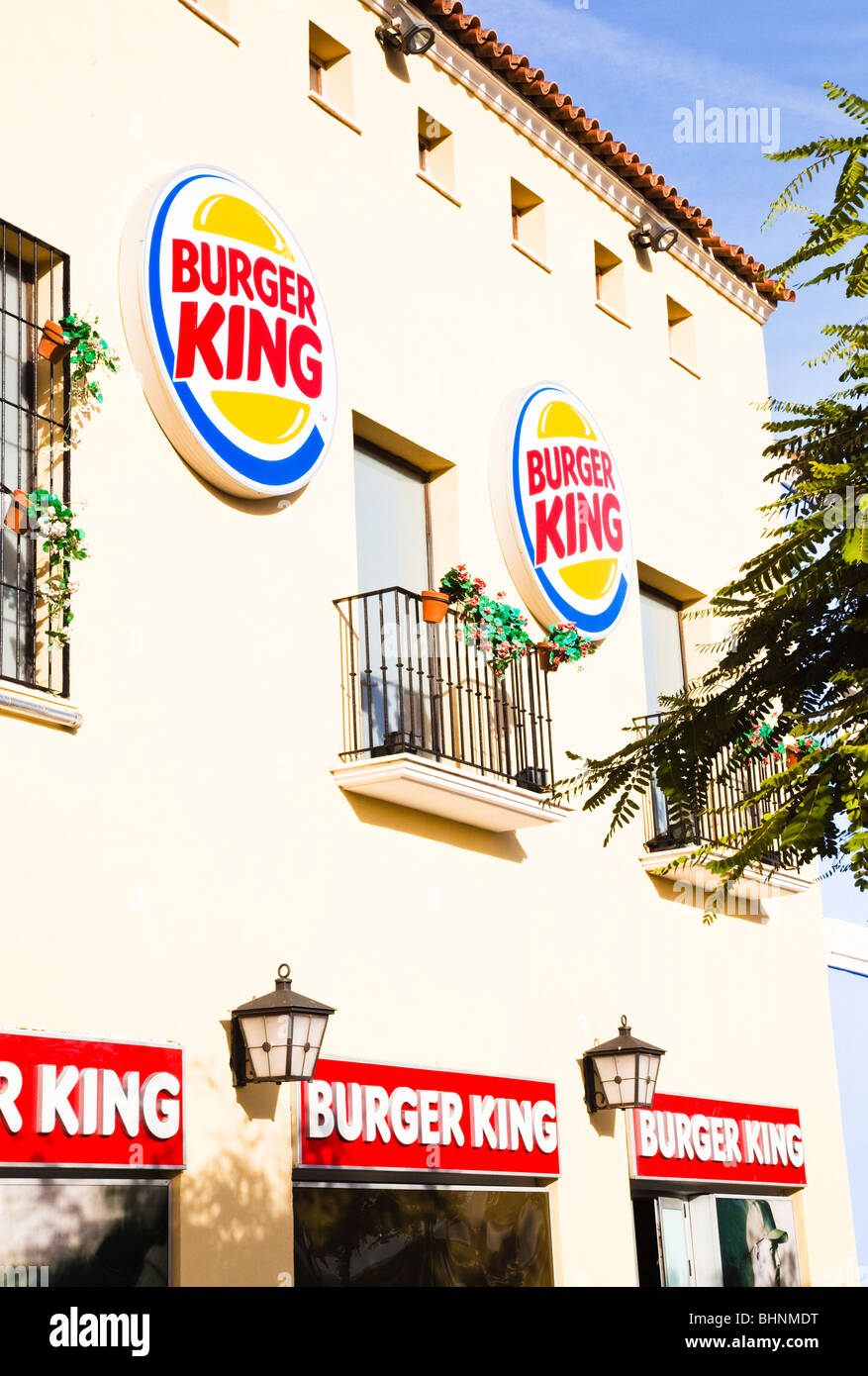 Burger King Schnellrestaurant und Logos am Plaza Mayor Einkaufszentrum, Malaga, Costa Del Sol, Spanien. Stockfoto