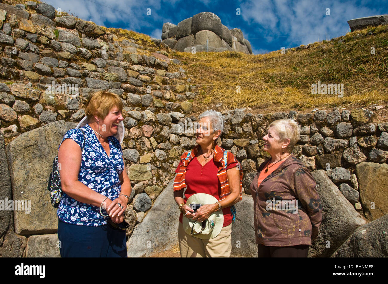 Frauen-Touristen reisen um Sacsayhuaman archäologische Ruinen, Lima, Peru, Stockfoto