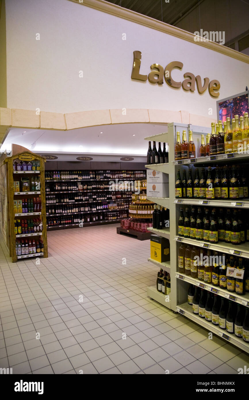 Eine Anzeige von Alkohol / alkoholischen Wein / Weine und Spirituosen zu trinken / Getränke in einem französischen Supermarkt. Frankreich. Stockfoto