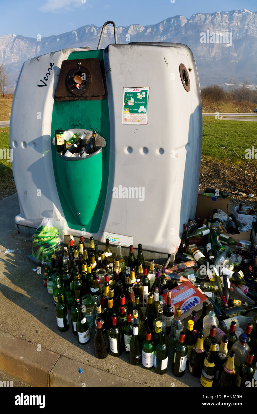Überlaufende / voll recycling Sammlung Point- and -Flasche Bank in der Nähe von Aix-Les-Bains. Savoie (Savoyen) (Alpin) Departement Frankreichs. Stockfoto