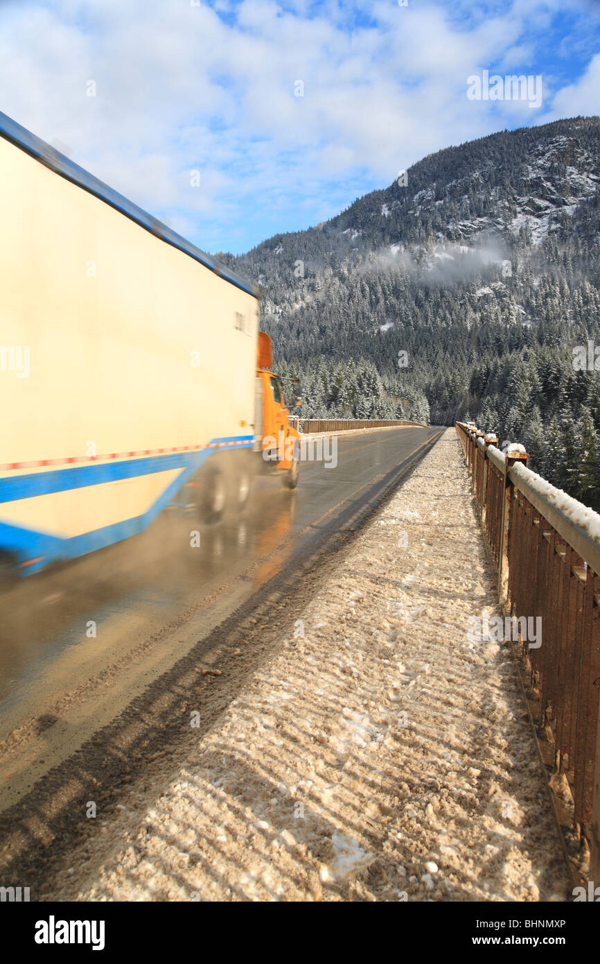 Transport LKW am Hwy 97 im Fraser Canyon über Alexandria Brücke über den Fraser River, in der Nähe von Hope, Britisch-Kolumbien Stockfoto