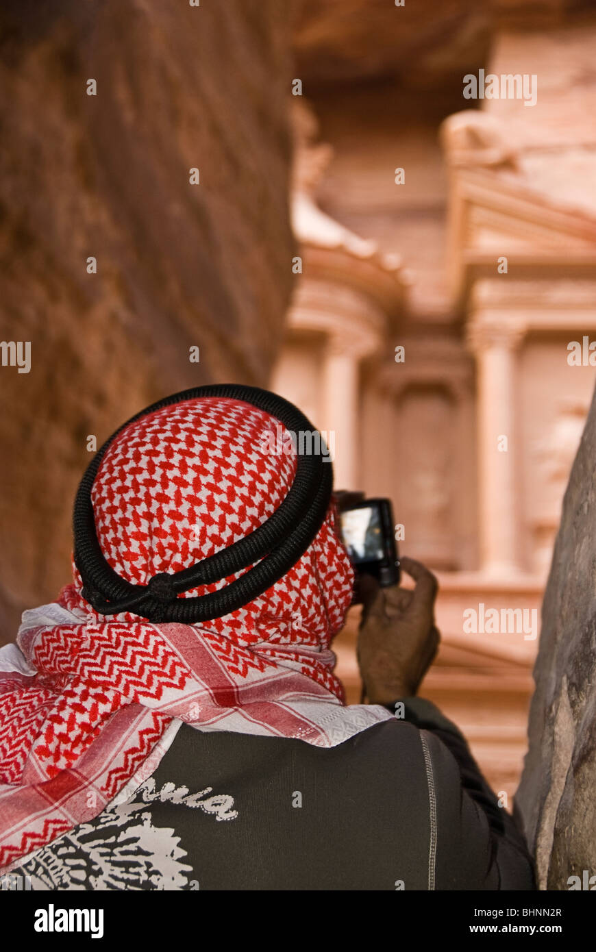 Arabische Mann eine Aufnahme des Finanzministeriums aus den Siq, Petra, Jordanien, Asien. Stockfoto