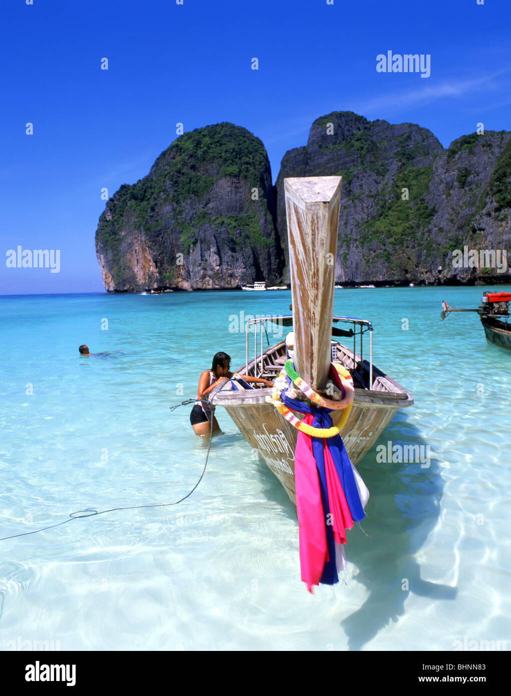 Hölzernes Fischerboot, Mahya Bay, Koh Phi Phi Le, Phi Phi Inseln, Provinz Krabi, Thailand Stockfoto