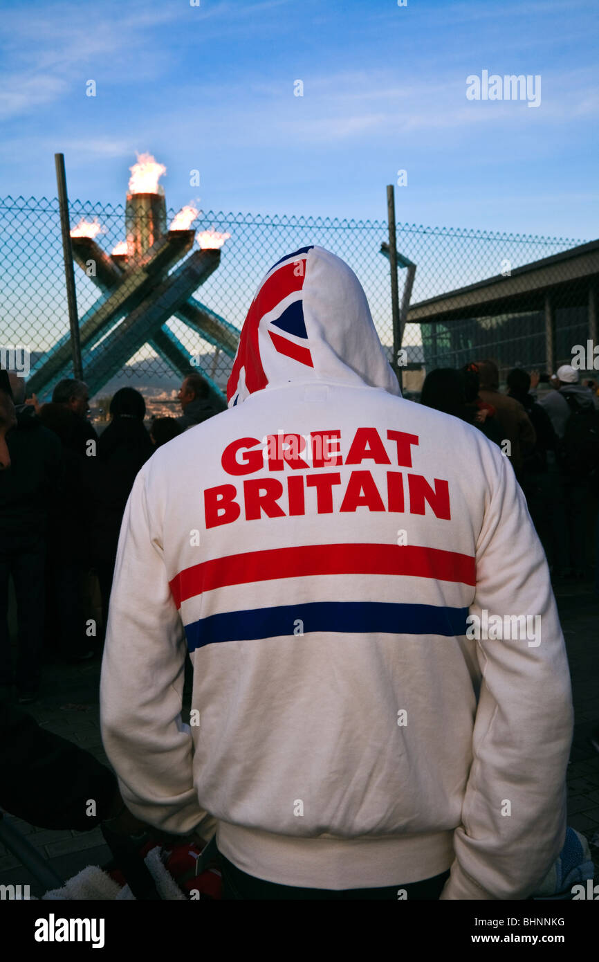 Zuschauer-Uhren das Olympische Feuer hinter den umstrittenen Maschendrahtzaun Stockfoto