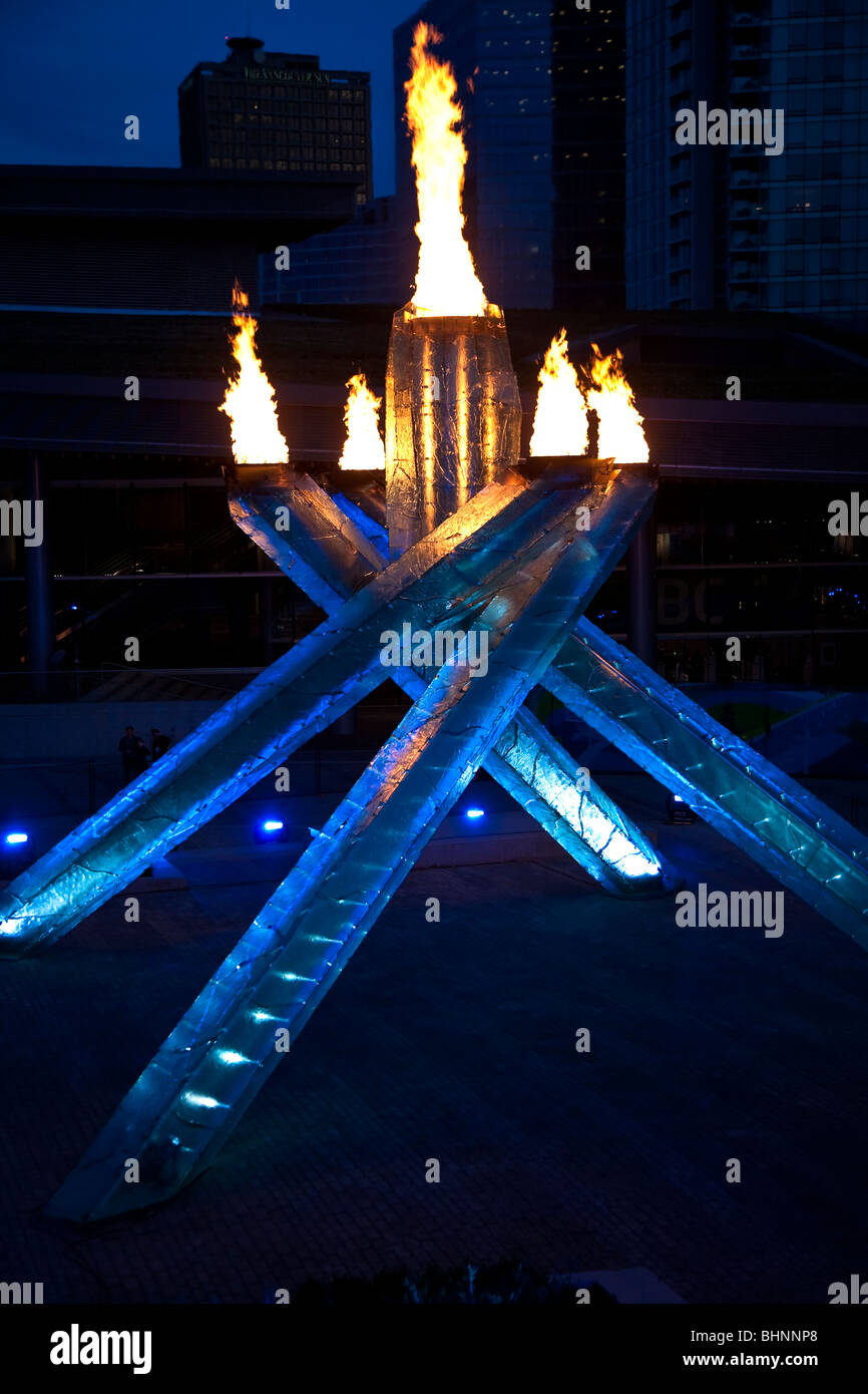 Die Olympischen Kessel brennt gegen ein dunkler werdenden Himmel während der Olympischen Winterspiele Vancouver 2010 Stockfoto