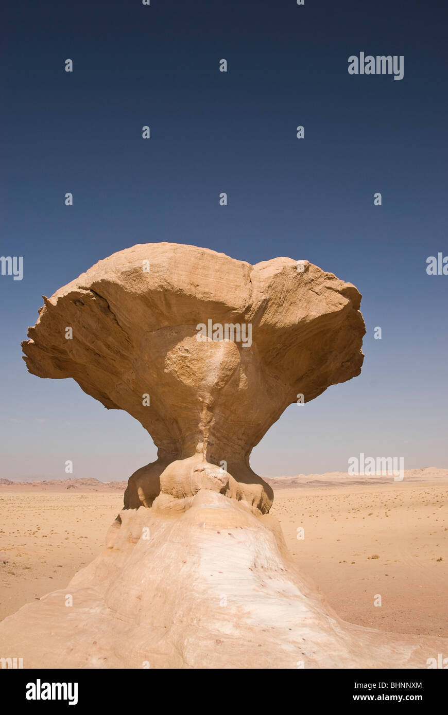 Pilz-Rock, Wüste Landschaft, Wadi Rum, Jordanien, Asien. Stockfoto