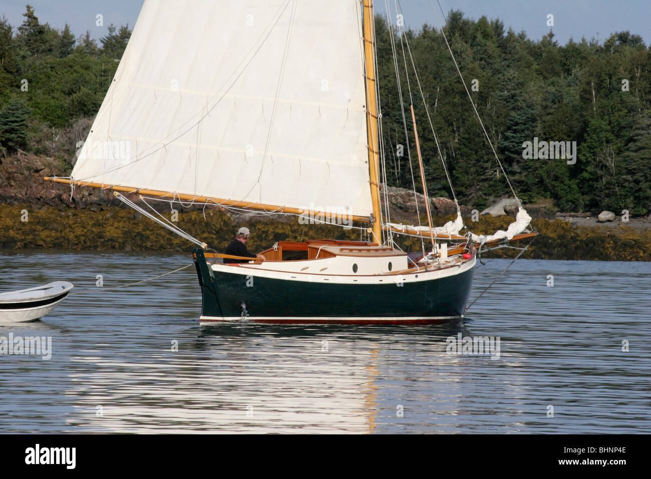 Double-Ended Sloop NETTIE Segel entfernt nach dem Wiegen Anker im Hafen von Kanzel Stockfoto