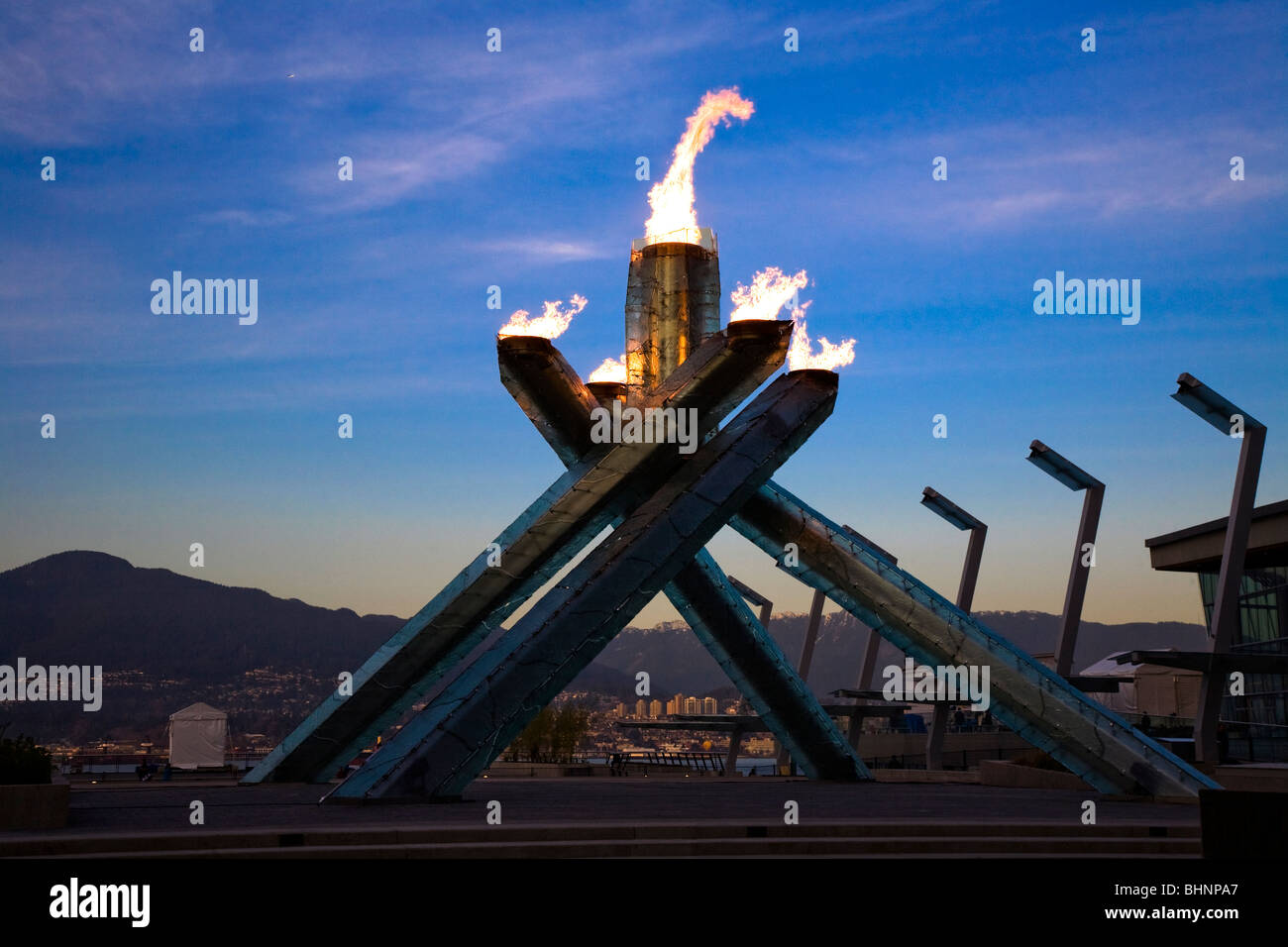 Die Olympischen Kessel brennt gegen ein dunkler werdenden Himmel bei den Olympischen Winterspielen 2010 in Vancouver Stockfoto