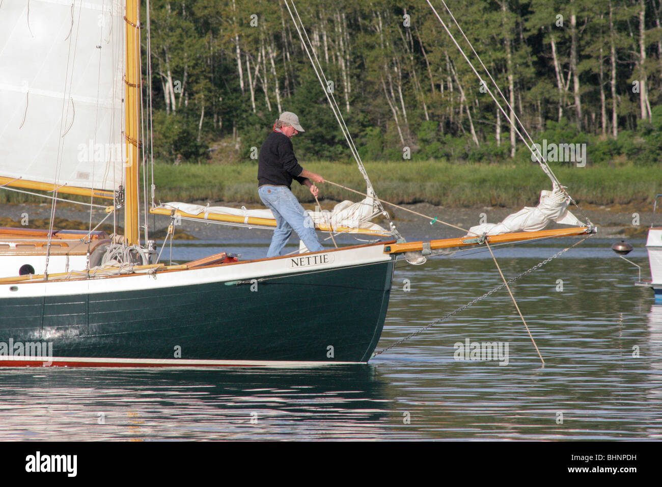 Double-Ended Sloop NETTIE wiegt Anker im Hafen von Kanzel Stockfoto