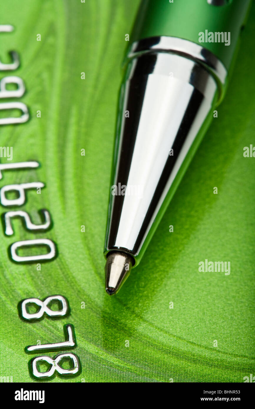 Einkaufen - extreme Nahaufnahme eines Kugelschreibers und Kreditkarte Stockfoto