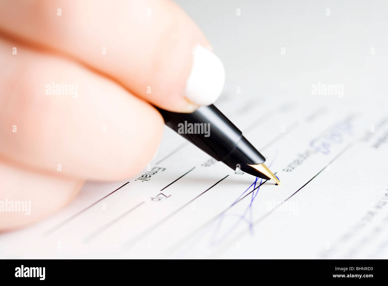 Weibliche Hand Unterzeichnung Vertrag. Stockfoto