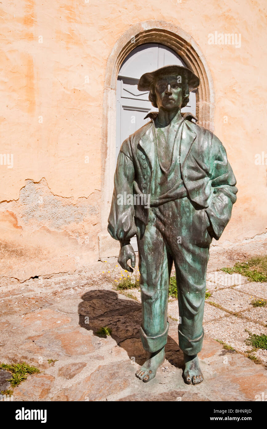 Statue Skulptur auf Fußweg außerhalb Touristeninformation Office Arreau [Hautes Pyrenäen] Frankreich Stockfoto