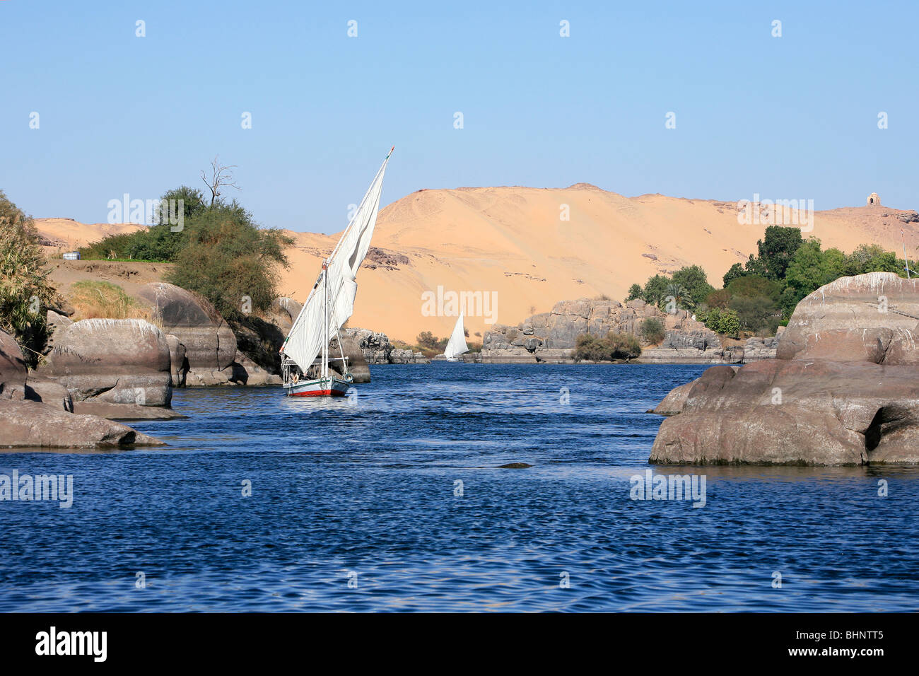 Zwei Feluken Segeln rund um die Insel Elephantine bei Assuan, Ägypten Stockfoto