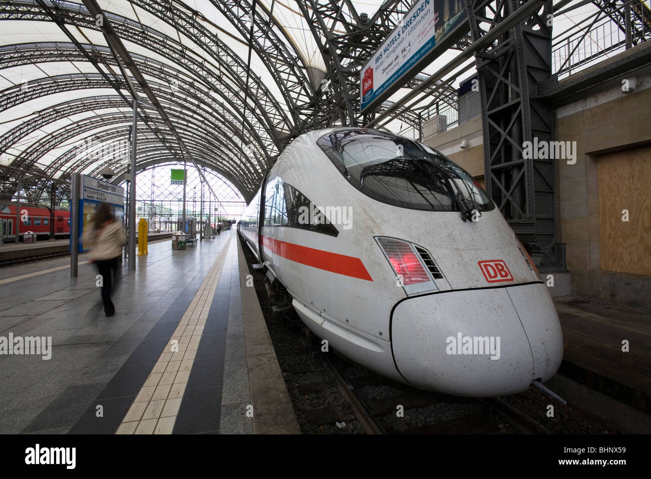 ICE Zug abfahrbereit in Hauptsächlich Bahnhof Dresden, Deutschland Stockfoto