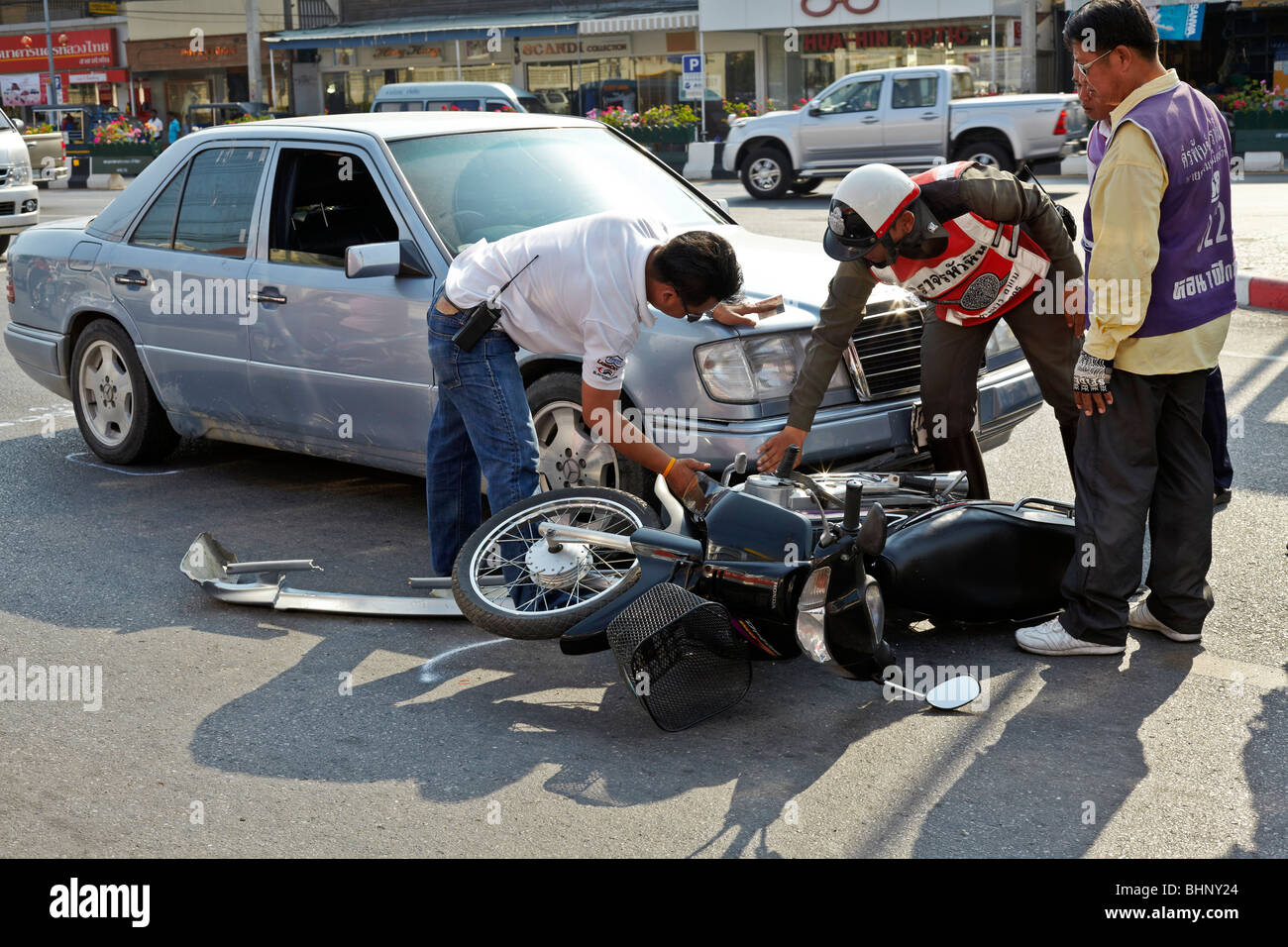 Verkehrsunfall in ein Auto und ein Motorrad mit Polizei in Anwesenheit S. E. Asien Thailand Stockfoto