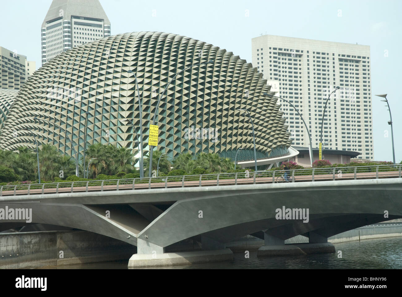Die moderne Durian Gebäude und Jubilee Bridge, Esplanade, Singapur Stockfoto