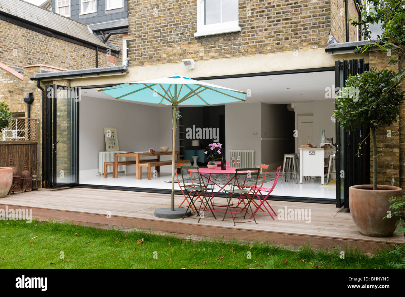 Terrasse mit Sonnenschirm von London viktorianischen Stadthaus mit modernen Anbau geschmückt Stockfoto