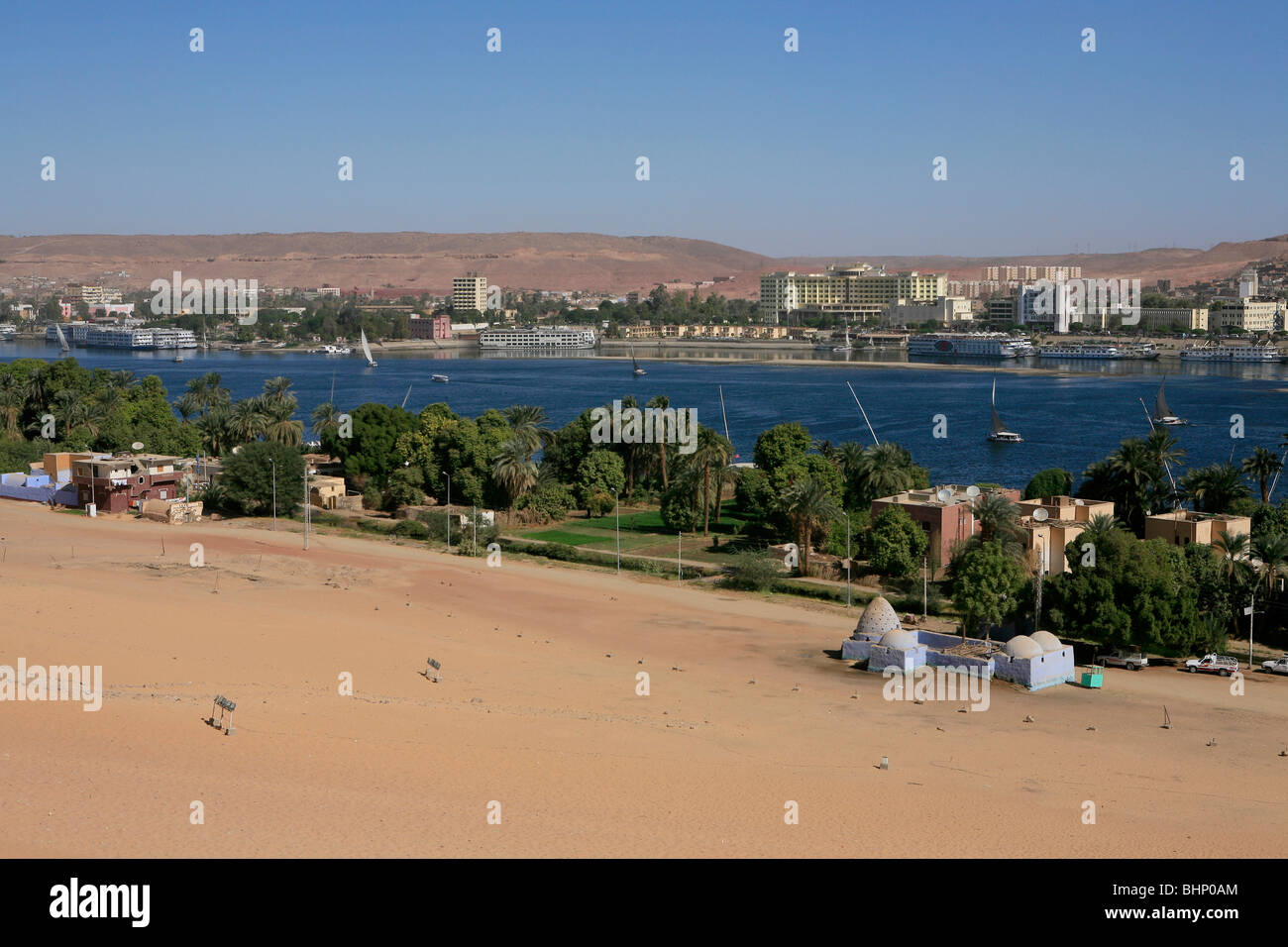 Nubischen Dorf mit blauer Kuppel Bienenstock Häuser am Westufer des Nils in Assuan, Ägypten Stockfoto