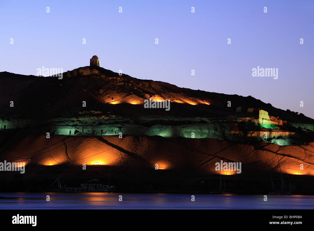 Die Gräber der Adligen beleuchtet in der Nacht auf dem Westufer des Assuan, Ägypten Stockfoto