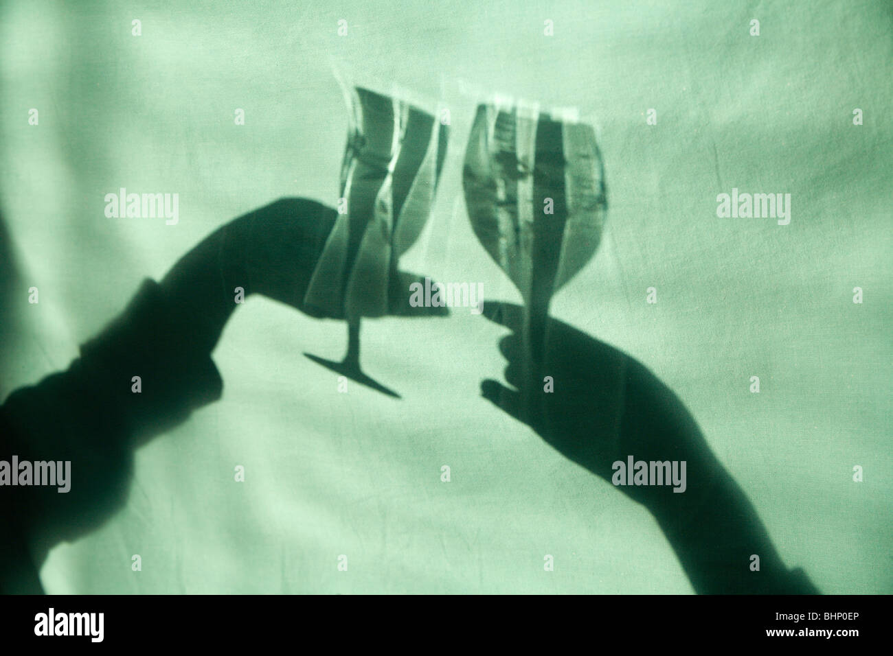 Schatten der Hände mit der Brille Stockfoto