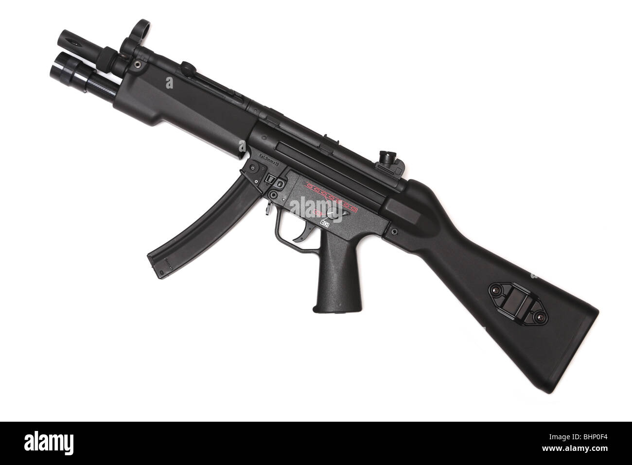 Waffe-Serie. MP5 - moderne Maschinenpistole mit taktischen Flashligt. Seitenansicht. Isoliert auf weißem Hintergrund. Stockfoto