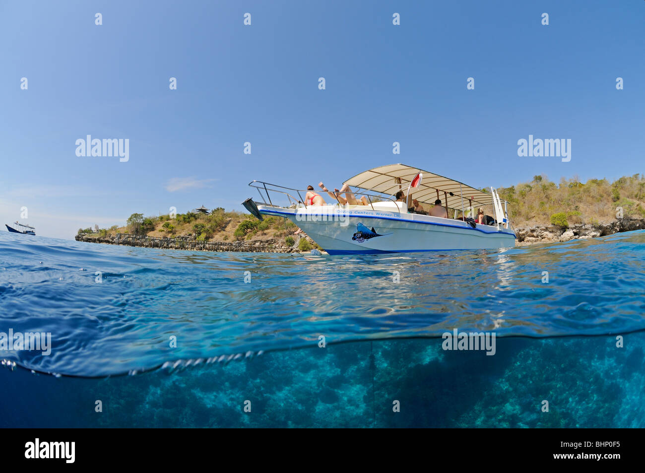 Split Level Bild von Tauchboot in tropischen Meer, Nationalpark Menjangan, Bali, Indonesien, Indo-Pazifik Stockfoto