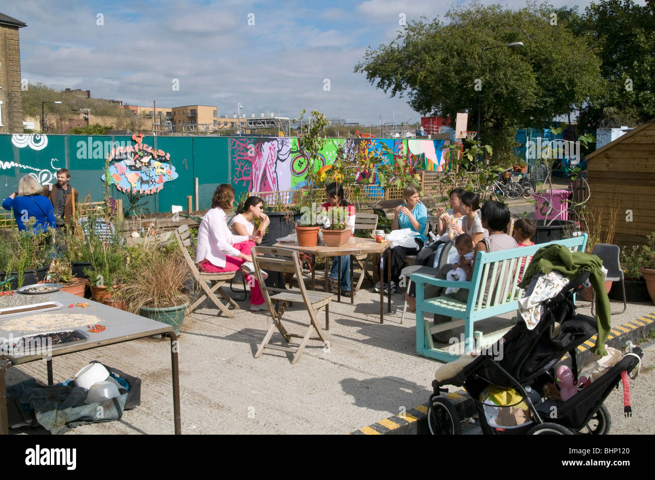 VEREINIGTES KÖNIGREICH. Besuch von Freiwilligen und Kinder durch pflanzliche Zuteilung an Spitalfields Stadtbauernhof in Ost-London Stockfoto