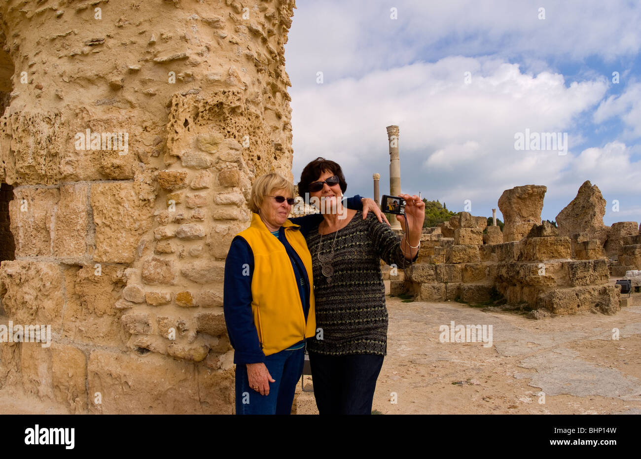 Tourist unter Bild in Carthage Tunesien Altstadt mit römischen Thermen
