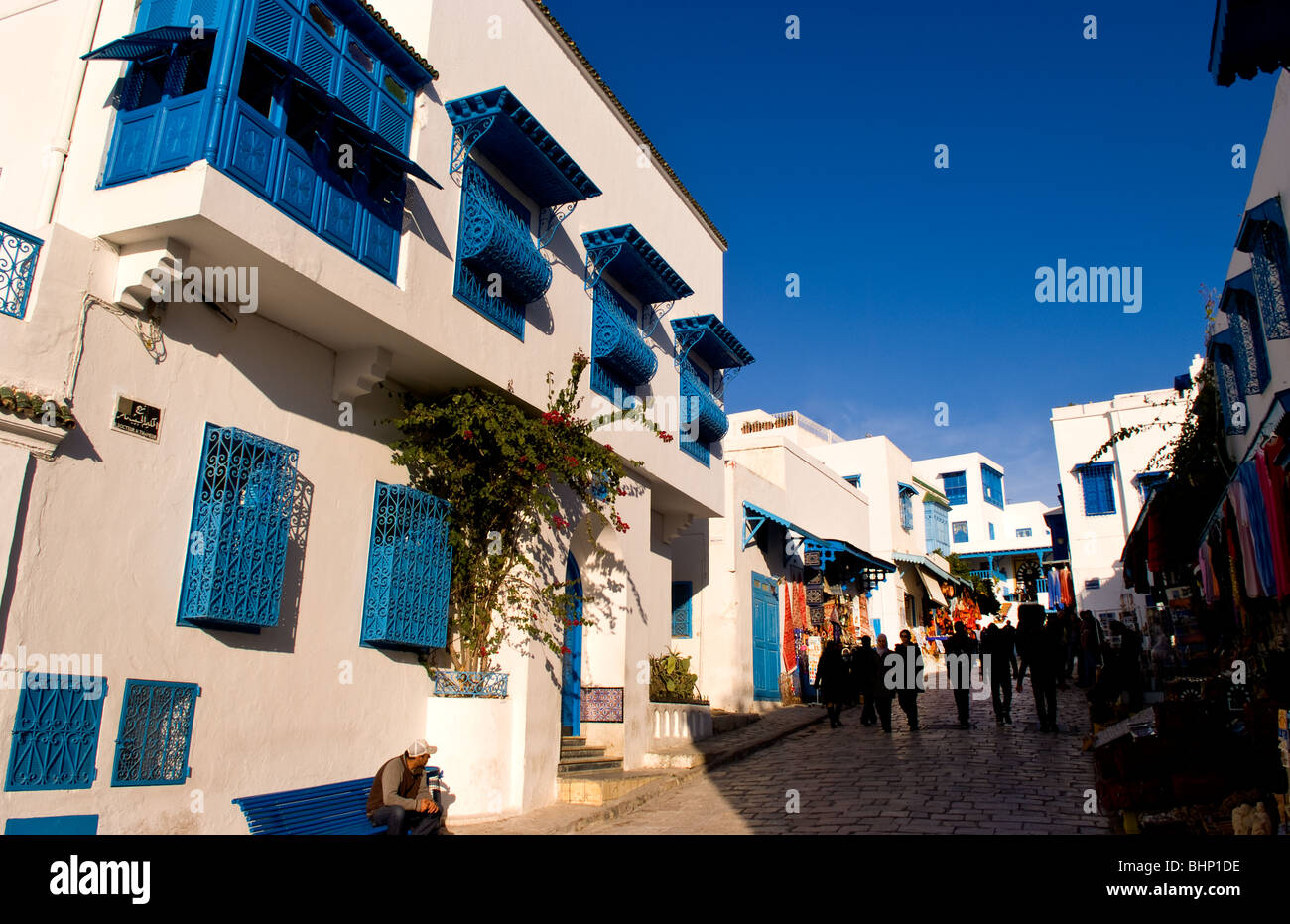 Weiß und Blau von Sidi Bou Said in Tunis Tunesien in Nordafrika als dies befindet sich die touristischen Einkaufsviertel Stockfoto