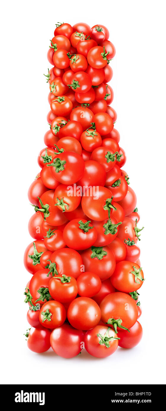 Flasche Ketchup aus kleinen Tomaten gebaut. Stockfoto