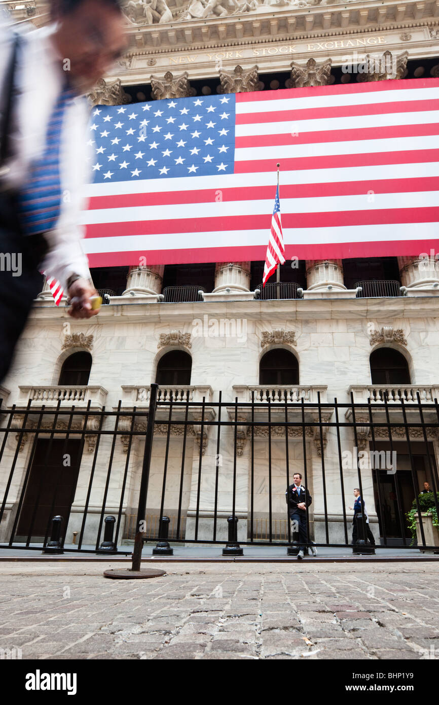 New York Stock Exchange mit Business-Mann Vorbeigehen in Bewegung verwischen US-Flagge. Stockfoto