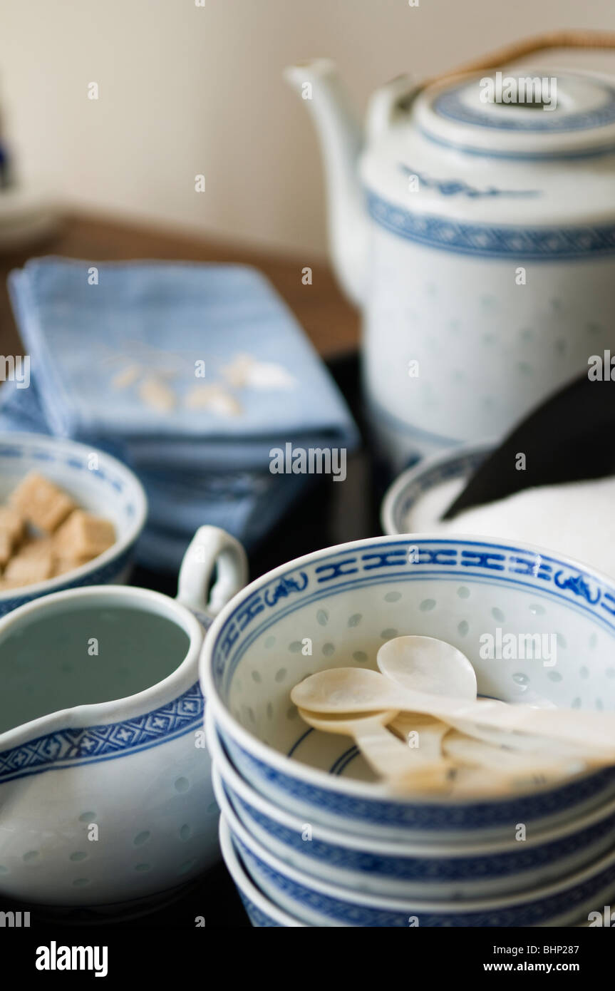 Blaue und weiße orientalische Geschirr Schüsseln und Teekanne Stockfoto