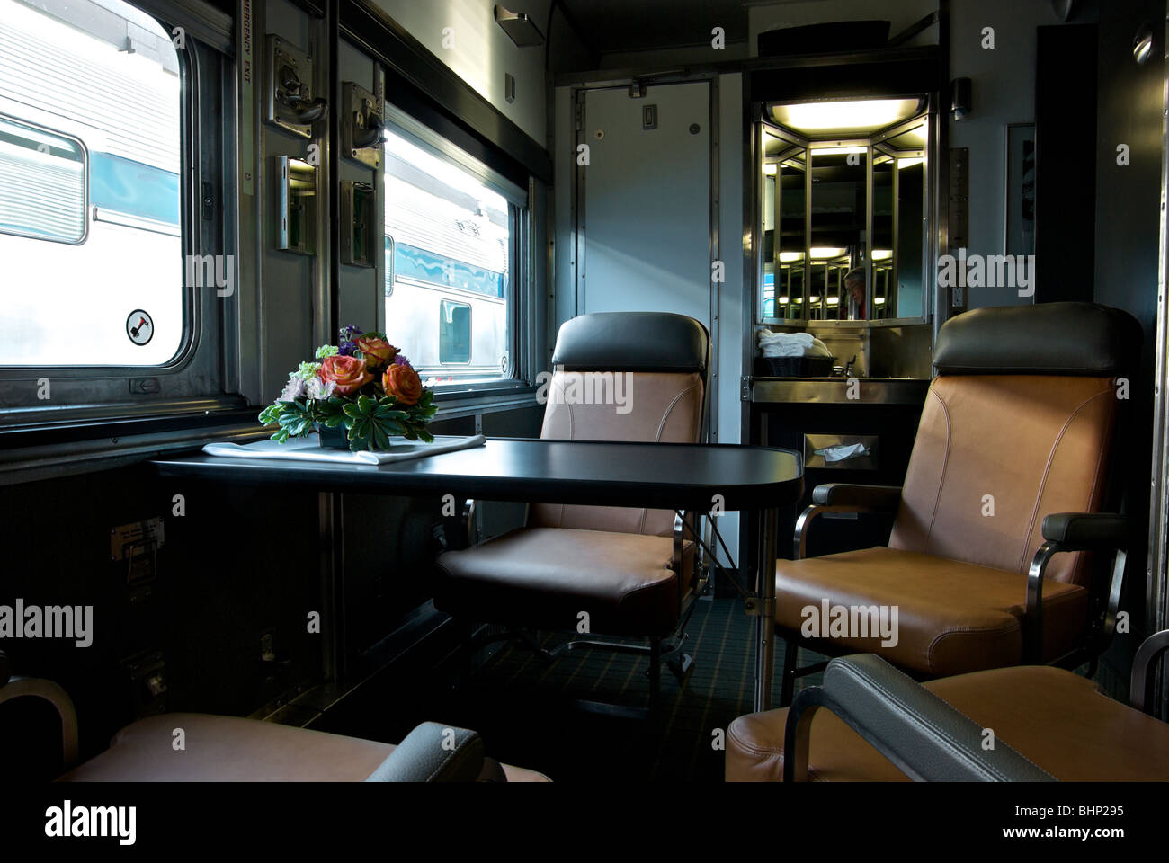 Schicke geräumige Liebe Romantik Doppel Kabine Suite Kabine in tagsüber Sitzkonfiguration an Bord VIA Rail Zug Schlafwagen Stockfoto