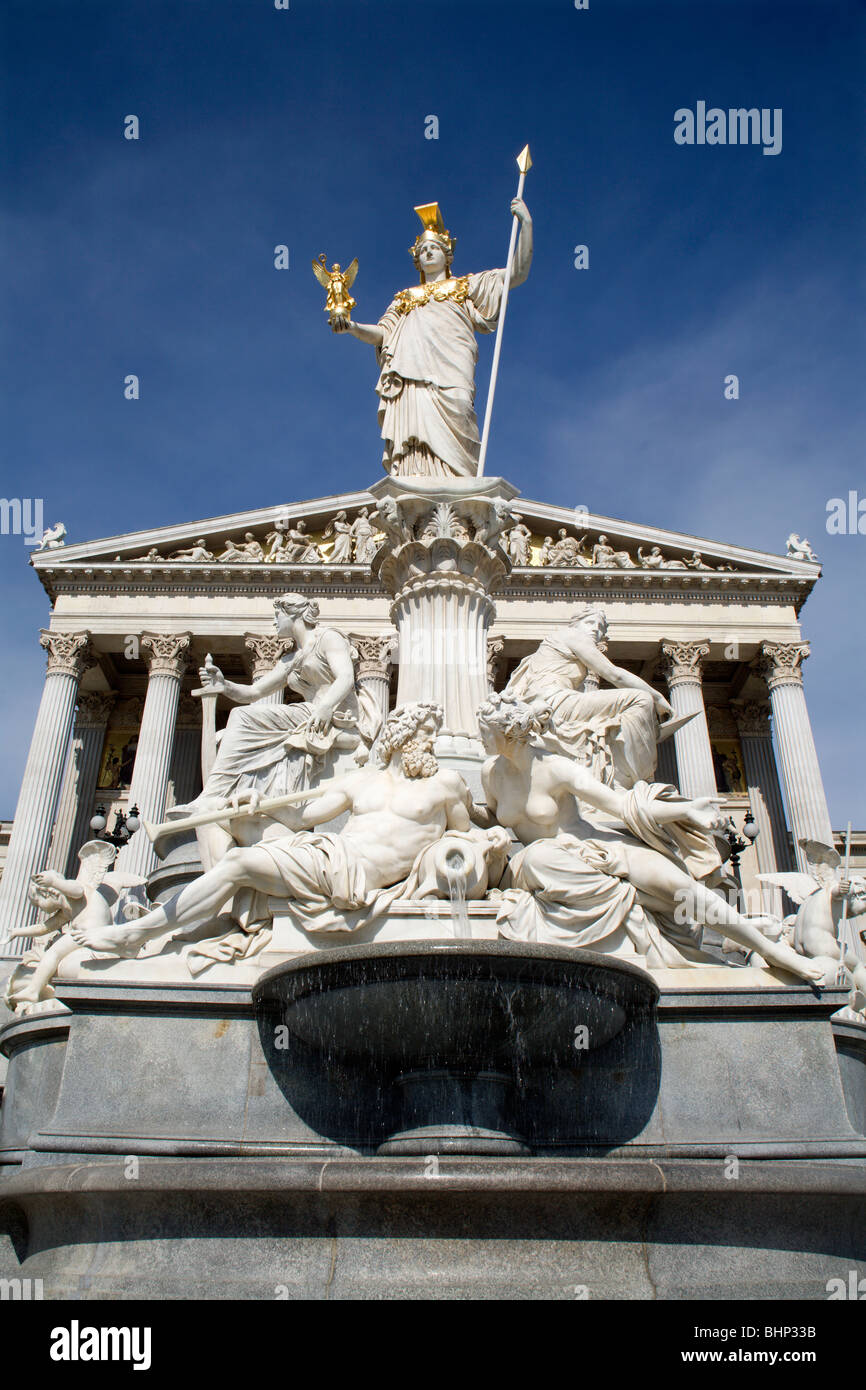 Wien - Athena-Brunnen aus dem Parlament Stockfoto