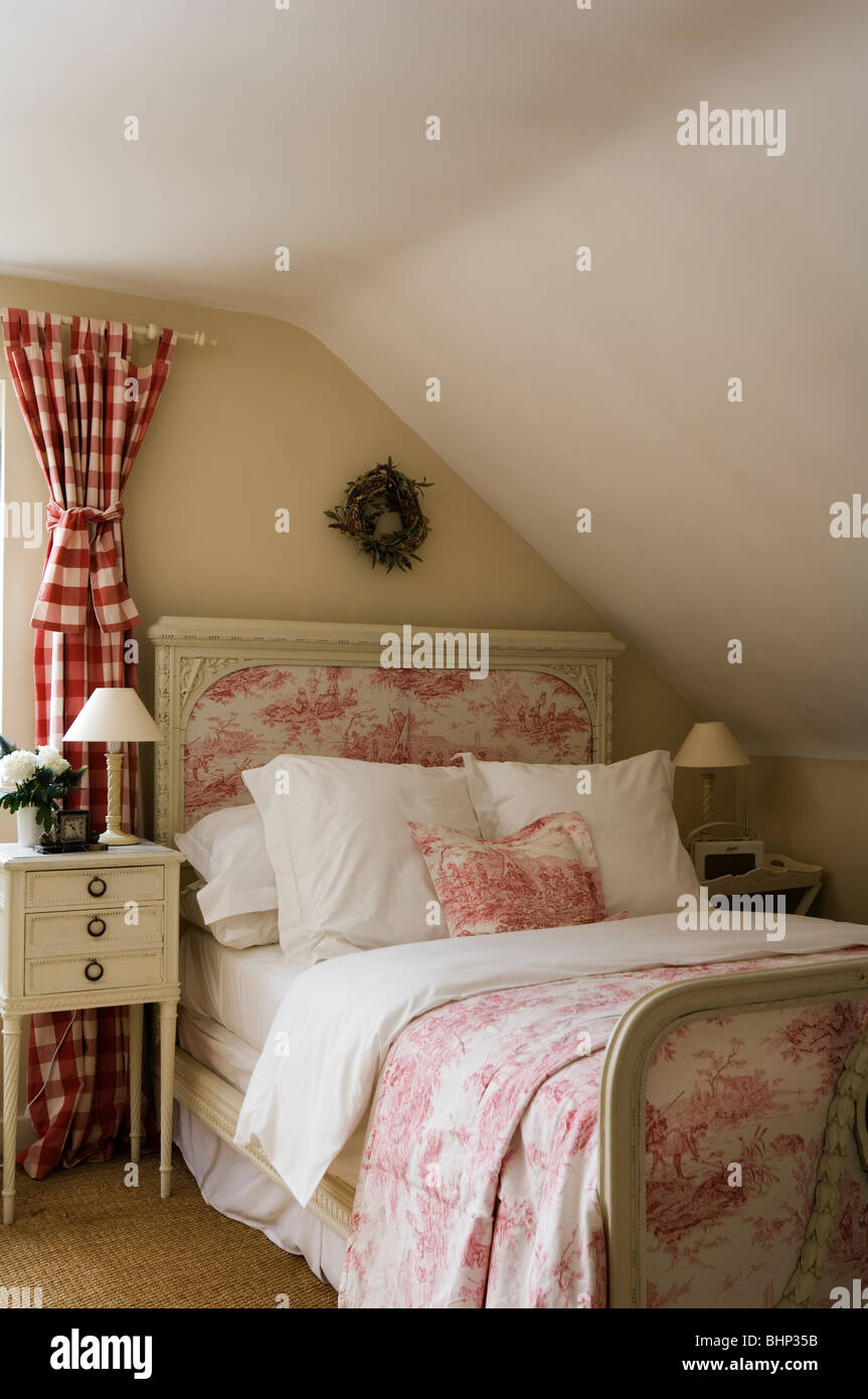 Ferienhaus Schlafzimmer mit Bett in Toile De Jouy und aufgegebenen Vorhänge Stockfoto