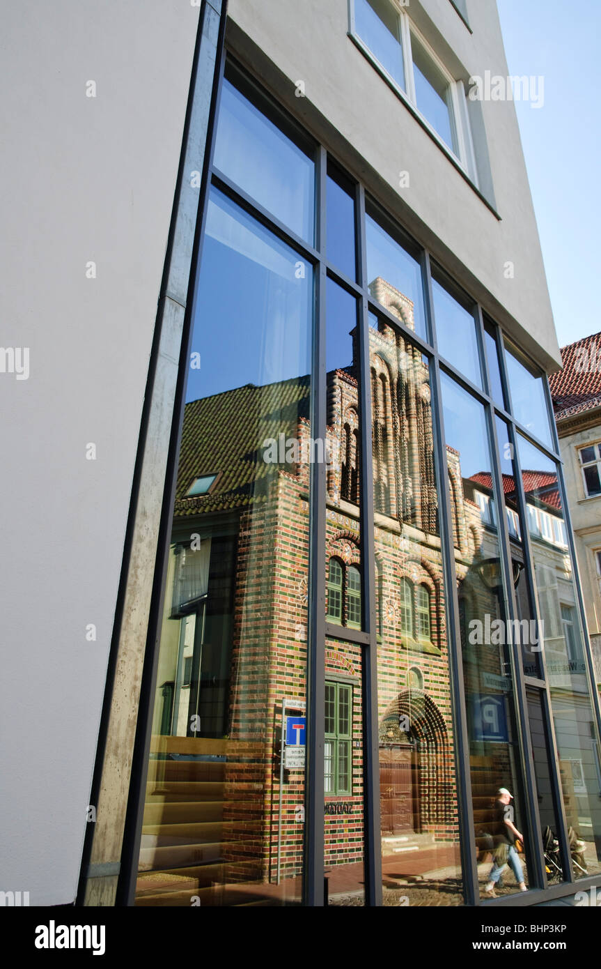 Backsteingebäude in modernen Gebäude, Altstadt, Rostock, Mecklenburg-Vorpommern Deutschland reflektieren Stockfoto