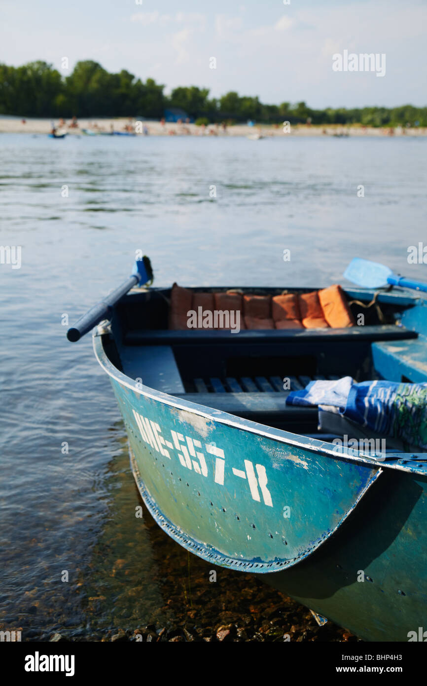 Ukraine, Osteuropa, Kiew, Ruderboot am Strand In Hydropark am Dnjepr Stockfoto