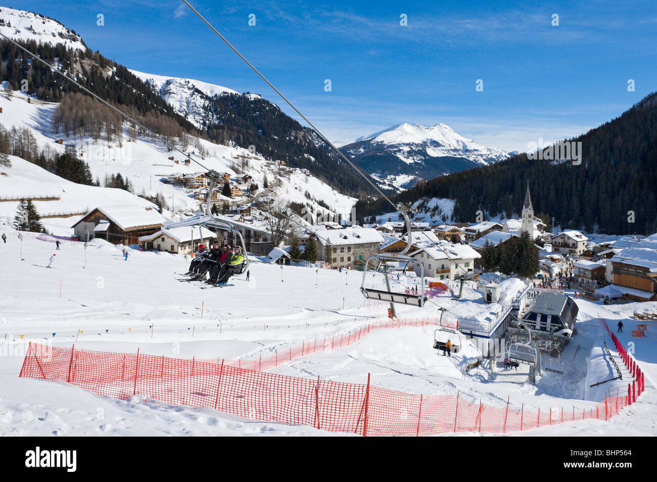 Blick über das Resort von Arabba von den Pisten entfernt, Sella Ronda Skigebiet Alta Badia, Dolomiten, Italien Stockfoto