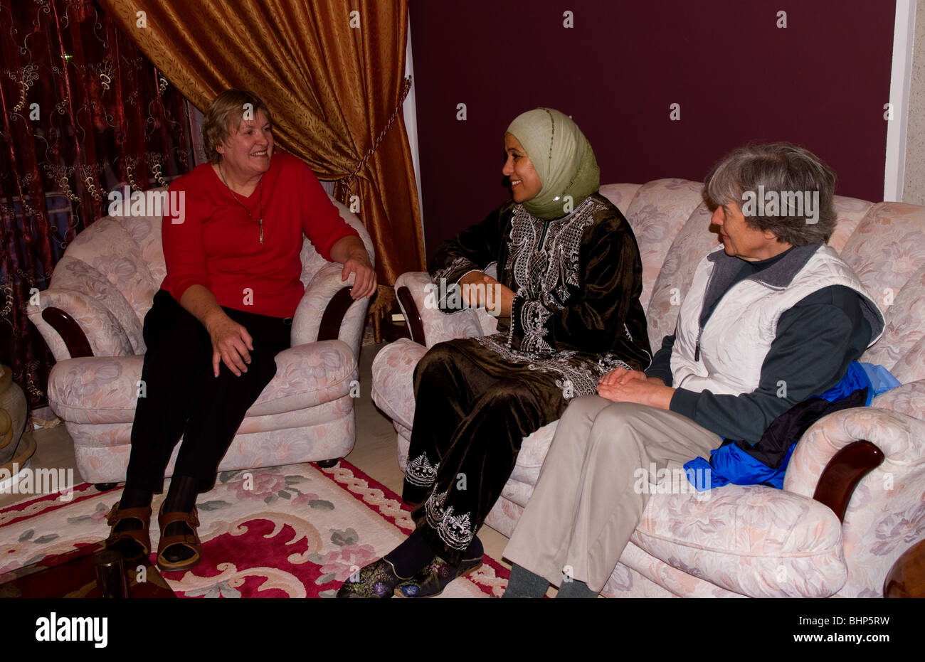 Touristen besuchen Heimat der traditionellen muslimischen Familie in Sousse Tunesien Afrika sprechen Stockfoto